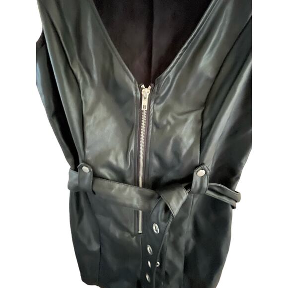 Venus Size 4‎ Black Faux Leather Romper-Grunge Exposed Zipper V-Neck Self Tie - Picture 2 of 9